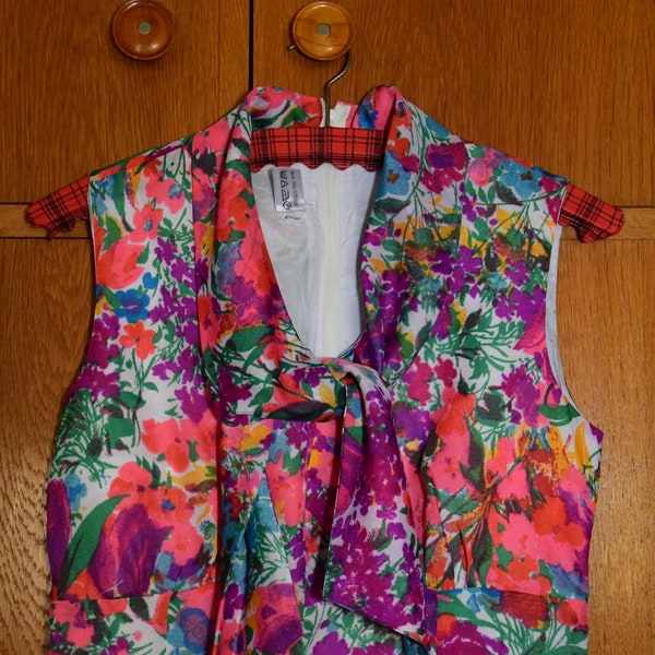 hübsches Minikleid in Größe 40 ohne Ärmel / 100% Polyester / Trevira / True Vintage Damenmode / 70er / Flower Power / 98cm lang