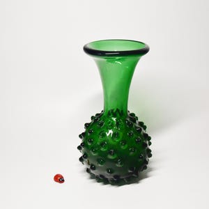 Kryształowy wazon na kwiaty z gałkami / wys. 19 cm / Empoli Verde? / Vintage / Wystrój domu / Wystrój stołu / Lata 70. / Styl Murano / Dmuchany ustami