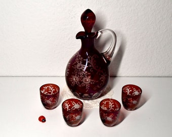 hübsche Karaffe aus Kristallglas & 4 Gläser / Likörflasche / handgeschliffen / rubinroter Überfang / Vintage / Barzubehör / Mid Century