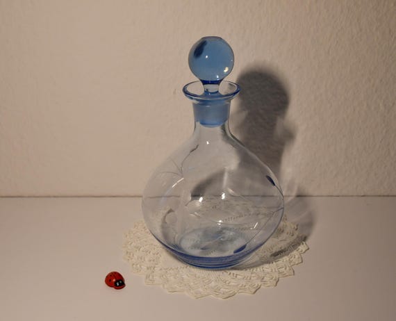 Karaffe aus blauem Kristallglas mit handgeschliffenem Dekor / Likörflasche / 18cm hoch / Barzubehör / 70er / Tischdeko / Flower Power