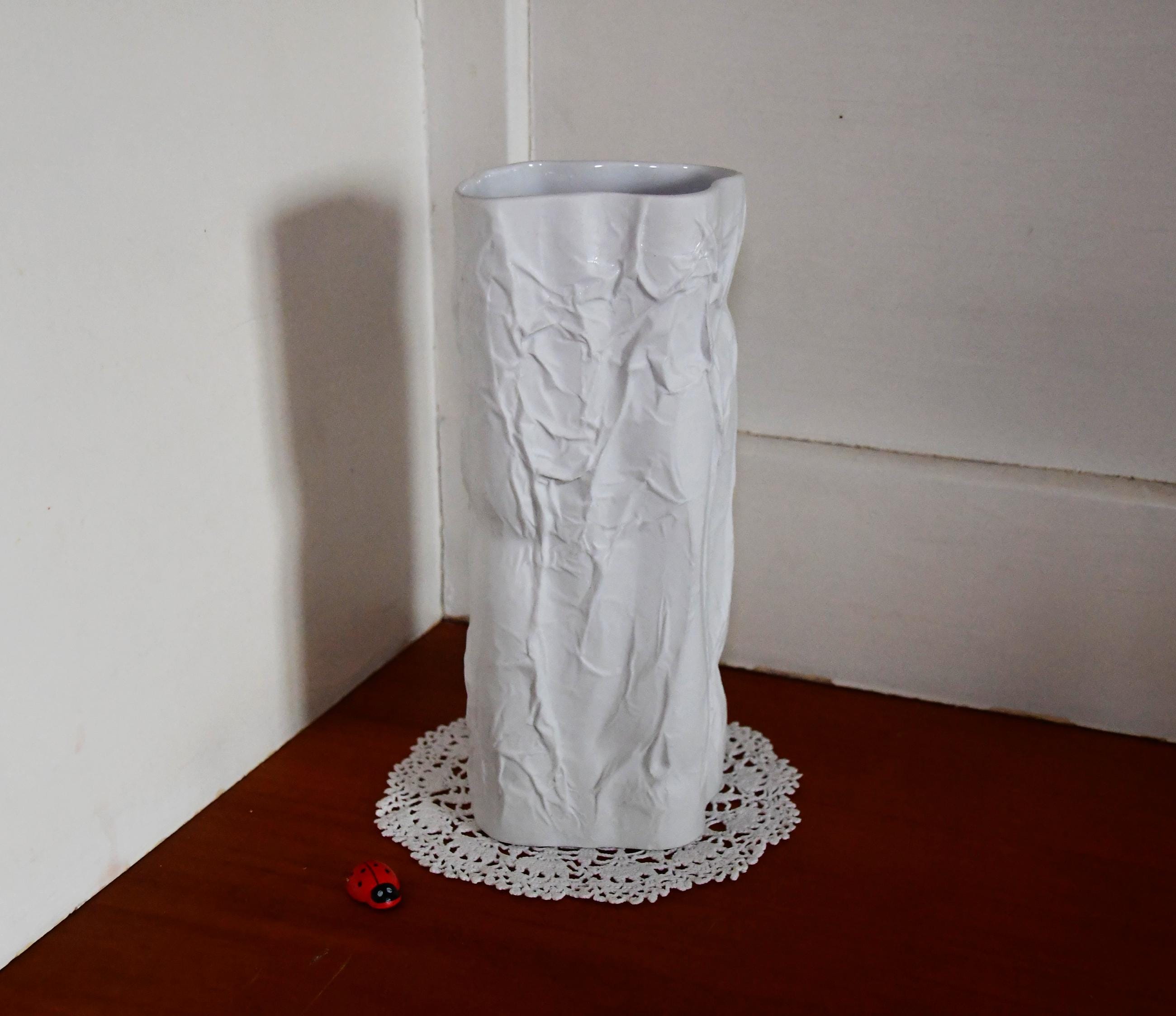 Vase En Biscuit Peint Relief Motif Jeunes Amoureux - Occasion Décoratif