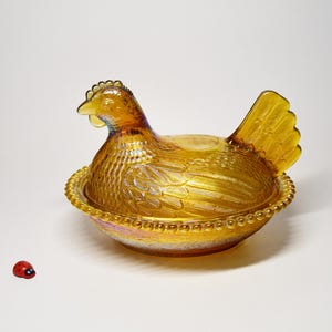 Pote de doces em vidro prensado em formato de galinha / Caixa com tampa / Indiana Glass / 18x14x14cm / Anos 70 / Vidro iridescente / Vintage