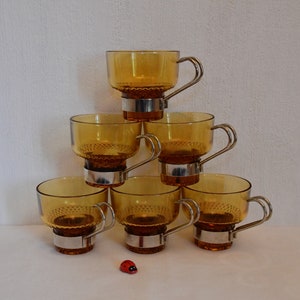 6 Trinkgläser für Tee, Saft etc. aus bernsteinfarbenem Glas / mit Metallmontur / je 6,5cm hoch / 70er / Vintage / Retro / made in Italy