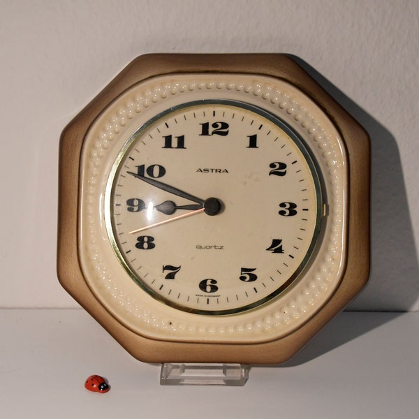Küchenuhr von Astra Quartz mit Keramikgehäuse / Wanduhr / Glasdeckel / batteriebetrieben / 22,5x22,5cm / 70er / Vintage / Retro
