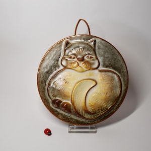 Decorazione murale rotonda in ceramica di Steuler / Gatto / Ceramica della Germania Ovest / Anni '70 / Diametro 19,5 cm / Decorazione per la casa / Fat Lava / Cinturino in pelle