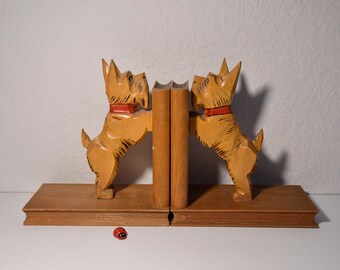 2 tolle Buchstützen aus Holz mit geschnitzten Terriern / je 16x8,5x15cm / bookends / 60er / Mid Century / Wohndeko / Vintage / Hundefigur