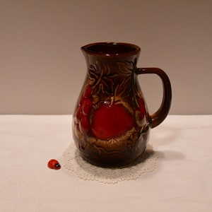 Scheurich kanna 419-14 / Kanna / Juicekanna / Keramik / Fruktmotiv / 1970-talet / Västtysk keramik / 14,5 cm / Mitten av århundradet / Vintage / Retro