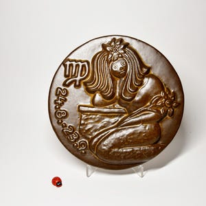 Rund väggplakett i keramik av Steuler / Jungfruns stjärntecken / Västtysk keramik / 1970-talet / 19,5 cm i diameter / Heminredning / 24.8. - 23.9.