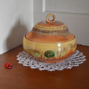 Pudełko z pokrywką firmy Aalen Kunstkeramik Stützel & Sachs / średnica 11,5 cm. / Bonboniere / Ceramika zachodnioniemiecka / Lata 60. / połowa wieku / Vintage