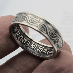 Anillo de moneda de plata de Kutch • Banda de corona floral, escritura sánscrita y persa