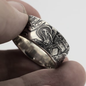 Anillo de tálero austríaco elaborado a partir de una moneda de plata. Llamativo anillo de moneda con alto relieve que muestra detalles de cabezas, alas y coronas de águilas.