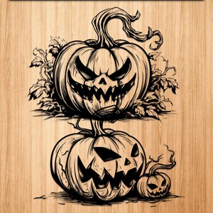 Könnte beinhalten: Eine schwarz-weiße digitale Grafik mit dem Titel HALLOWEEN PUMPKIN SVG, die drei geschnitzte Kürbisse mit gezackten, bedrohlichen Ausdrücken zeigt, umgeben von blättrigen Ranken. Die Dateiformate SVG, DXF und PNG sind unten aufgeführt.