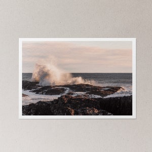 Coastal Splash, Islanda - Decorazione da parete con fotografia di paesaggio / Stampa su carta opaca (4x6, 5x7, 8,5x11, 11x17, 13x19)