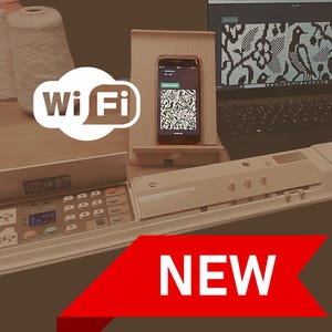 Puede incluir: Una nube blanca con el texto "Wi Fi" en letras negras, un soporte de teléfono de madera con un teléfono inteligente negro que muestra un patrón en la pantalla, una computadora portátil con una pantalla que muestra un patrón pixelado y una impresora blanca con una pancarta roja "NEW".