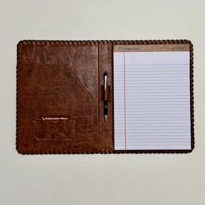 Portafolio grande de cuero genuino con bloc de notas legal y bolsillo para tarjetas de presentación, color marrón craquelado