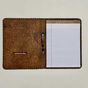 Portafolio tipo diario de cuero genuino con bloc de notas grande y bolsillo para tarjetas de presentación, en relieve en marrón