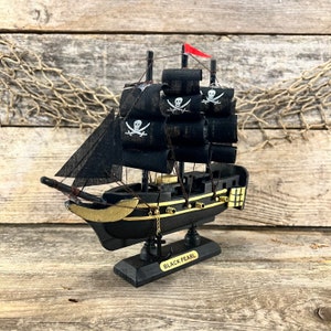 Barco pirata "Perla Negra" de madera hecho a mano con velas de Jolly Roger, decoración de mesa
