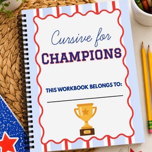 Puede incluir: Un cuaderno de espiral con una cubierta de rayas azul claro y blancas con un borde rojo festoneado. El texto dice Cursive for CHAMPIONS y THIS WORKBOOK BELONGS TO: sobre un gráfico de un trofeo dorado con una estrella en la parte frontal.