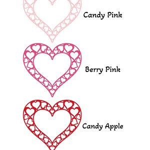 Może przedstawiać: Trzy wzory w kształcie serca w r&oacute;żnych odcieniach r&oacute;żu i czerwieni. G&oacute;rne serce jest jasnor&oacute;żowe i m&oacute;wi "Candy Pink". Środkowe serce jest ciemnor&oacute;żowe i m&oacute;wi "Berry Pink". Dolne serce jest czerwone i m&oacute;wi "Candy Apple".