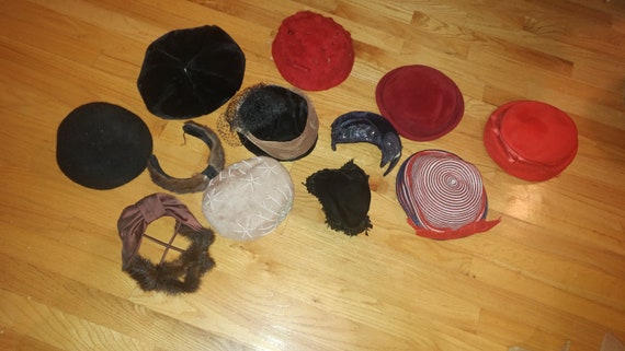 Lot of 11 VINTAGE hats and 1 FUR headband - image 1