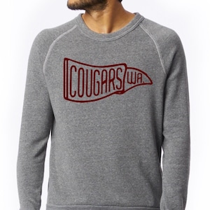 Puede incluir: Una sudadera gris con una pancarta granate que dice "COUGARS WA."