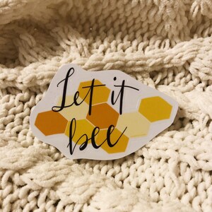 Honingraat "Let it Bee" Sticker