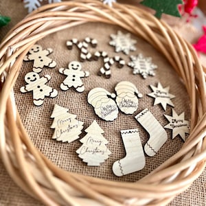 Etichetta natalizia con campanellino di renna, etichetta natalizia in legno, etichetta decorativa per regali di Natale, etichette natalizie personalizzate con ornamenti, bomboniere per feste di Natale