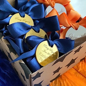 Etiquetas de espelho de acrílico dourado, logotipo de nome de letras, etiqueta de nome de Natal, token de recepção, etiquetas de acrílico personalizadas, lembrancinhas de chá de bebê, pingente de bolo