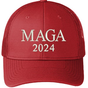 K&ouml;nnte beinhalten: Rote und schwarze Mesh-Trucker-Kappe mit wei&szlig; gesticktem Text "MAGA 2024".