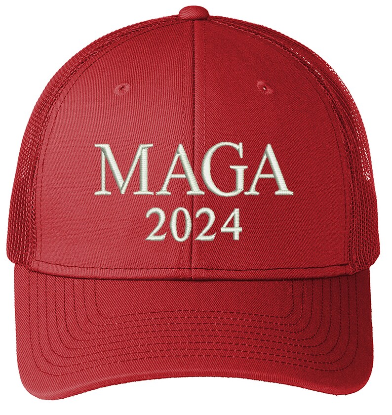 K&ouml;nnte beinhalten: Rote und schwarze Mesh-Trucker-Kappe mit wei&szlig; gesticktem Text "MAGA 2024".