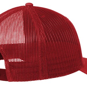 K&ouml;nnte beinhalten: Eine rote Mesh-Trucker-Kappe mit einem durchgehenden roten Frontpanel und einem gebogenen Schirm. Die Kappe hat einen Kunststoff-Druckknopfverschluss.
