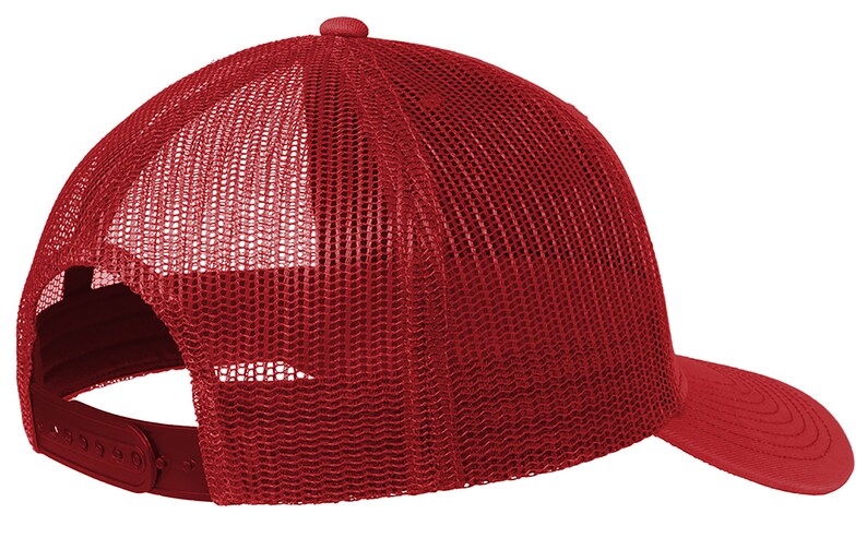 K&ouml;nnte beinhalten: Eine rote Mesh-Trucker-Kappe mit einem durchgehenden roten Frontpanel und einem gebogenen Schirm. Die Kappe hat einen Kunststoff-Druckknopfverschluss.