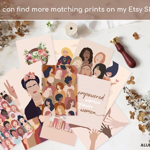 K&ouml;nnte beinhalten: Ein Satz von acht druckbaren Kunstkarten mit Illustrationen von Frauen. Die Karten haben einen rosa Hintergrund und zeigen verschiedene Designs, darunter einen Blumengirlanden, eine Frau mit einem Friedenszeichen, eine Frau mit einer Blumenkrone, eine Frau mit einem Superhelden-Umhang, eine Gruppe von Frauen mit unterschiedlichen Hautt&ouml;nen und eine Hand, die sich einer anderen Hand entgegenstreckt. Der Text "empowered women power women" ist auf einer der Karten geschrieben.