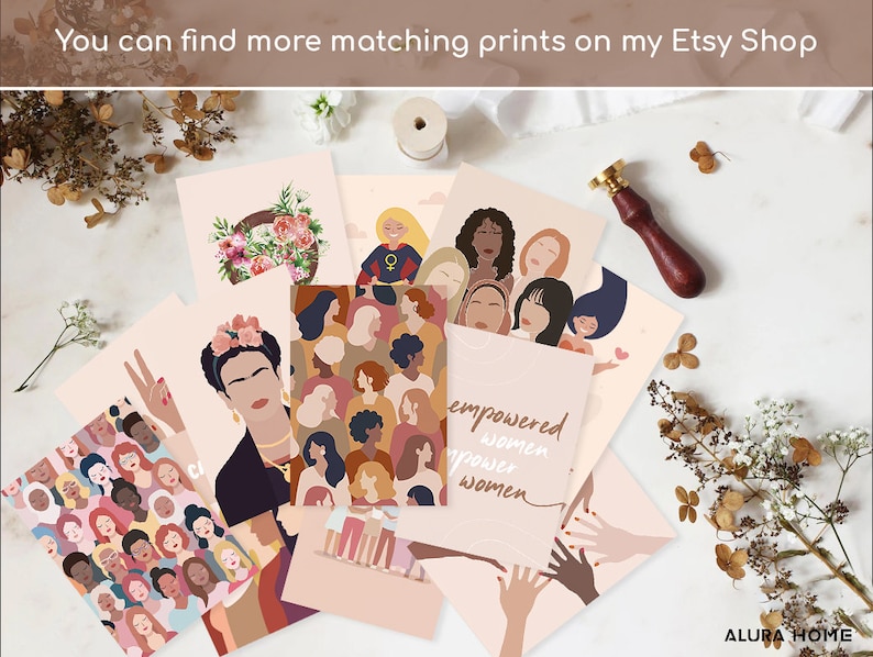 K&ouml;nnte beinhalten: Ein Satz von acht druckbaren Kunstkarten mit Illustrationen von Frauen. Die Karten haben einen rosa Hintergrund und zeigen verschiedene Designs, darunter einen Blumengirlanden, eine Frau mit einem Friedenszeichen, eine Frau mit einer Blumenkrone, eine Frau mit einem Superhelden-Umhang, eine Gruppe von Frauen mit unterschiedlichen Hautt&ouml;nen und eine Hand, die sich einer anderen Hand entgegenstreckt. Der Text "empowered women power women" ist auf einer der Karten geschrieben.