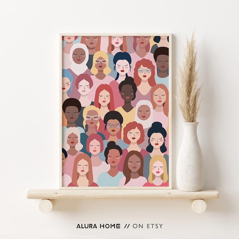 K&ouml;nnte beinhalten: Ein gerahmter Druck mit einer farbenfrohen Illustration einer vielf&auml;ltigen Gruppe von Frauen mit verschiedenen Frisuren, Hautt&ouml;nen und Kleidung. Die Frauen sind in einer Nahaufnahme, fast mosaikartig angeordnet, was ein Gef&uuml;hl von Einheit und Vielfalt erzeugt.