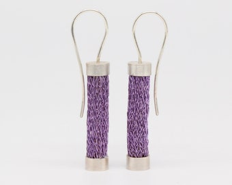 Boucles d'oreilles barre tricotées de couleur lilas sur crochets d'oreilles en argent sterling