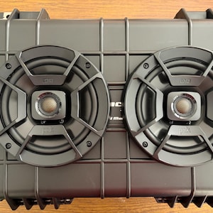 Anpassad väderbeständig Bluetooth-högtalare | Apache 3800-fodral | Polk Marine-högtalare | 50W | Laddningsbar högtalare