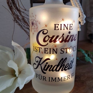 Lichtflasche Leuchtflasche Dekoflasche Dekoration mit Spruch Cousine Kindheit Geschwister Familie Geburtstag mit Geschenkbeutel Bild 3