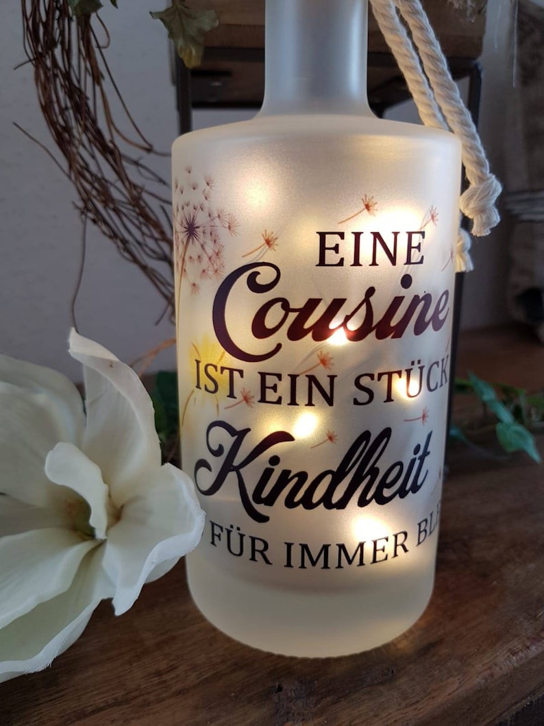 Lichtflasche Leuchtflasche Dekoflasche Dekoration mit Spruch Cousine Kindheit Geschwister Familie Geburtstag mit Geschenkbeutel Bild 3