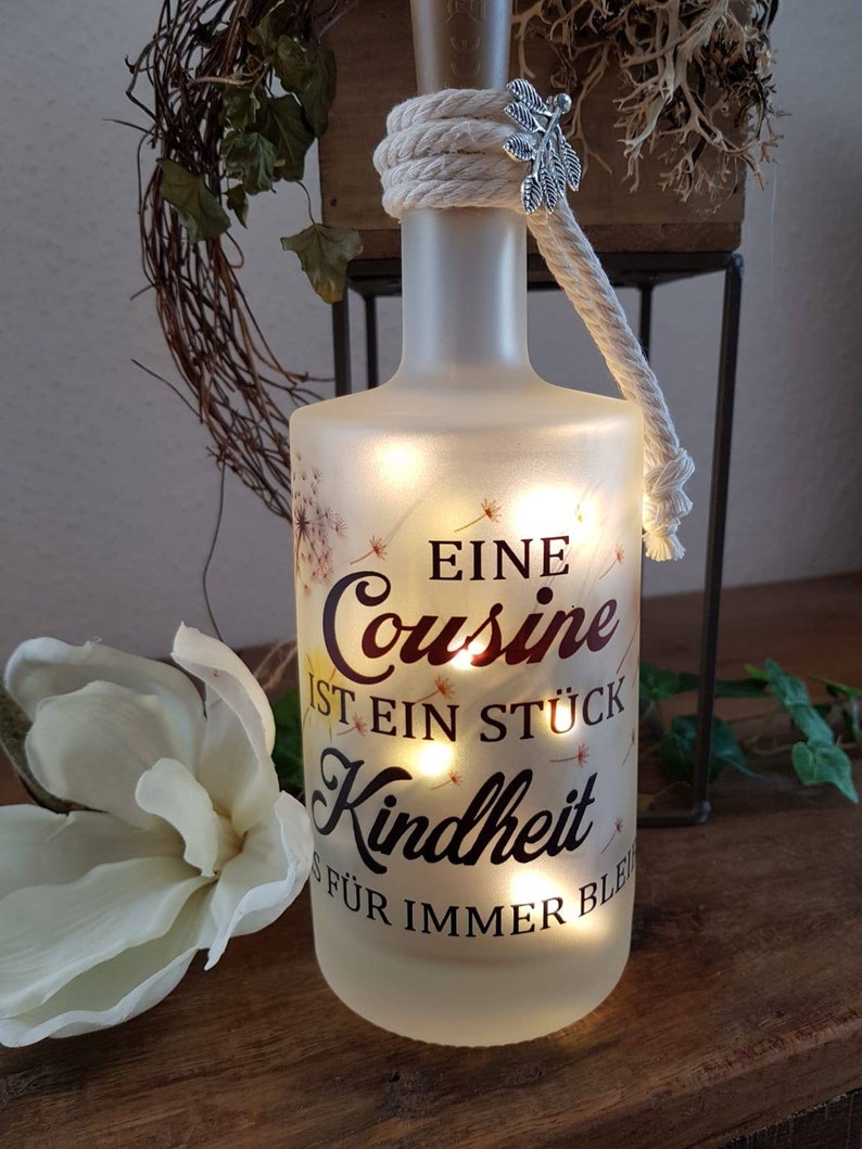 Lichtflasche Leuchtflasche Dekoflasche Dekoration mit Spruch Cousine Kindheit Geschwister Familie Geburtstag mit Geschenkbeutel Bild 2