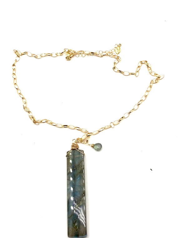 Gorgeous necklace with natural labradorite bar wit