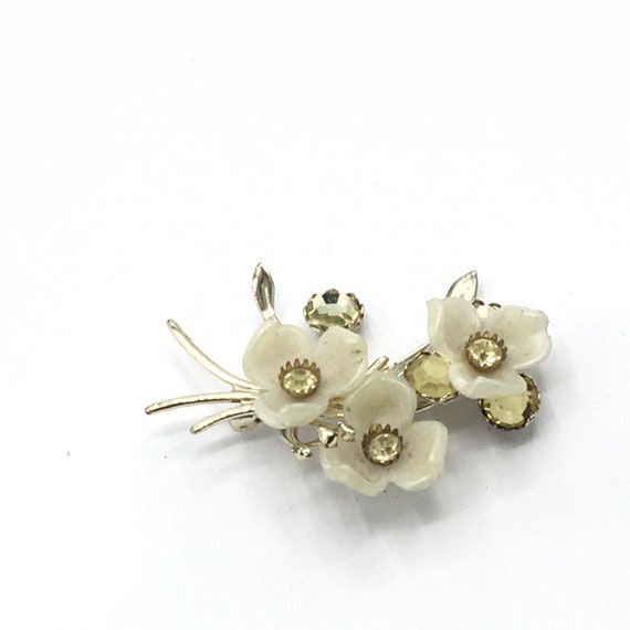 Vintage white flower brooch with rhinestone. - image 5