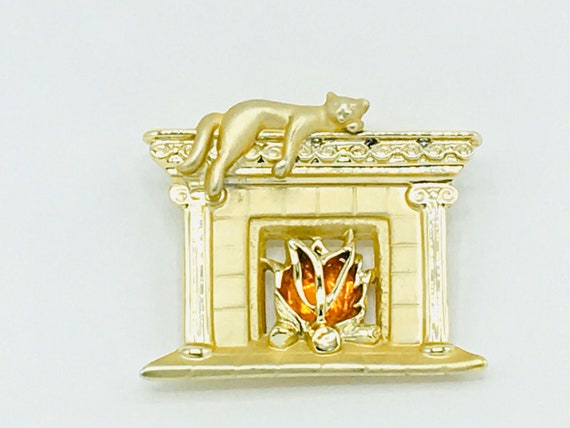 Vintage cat on the fireplace as brooch; gold tone - image 1