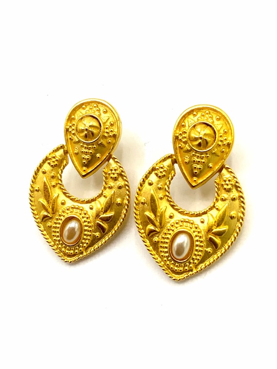 Gorgeous collectible gold tone with a pearl earring by Cookie Lee, stud.