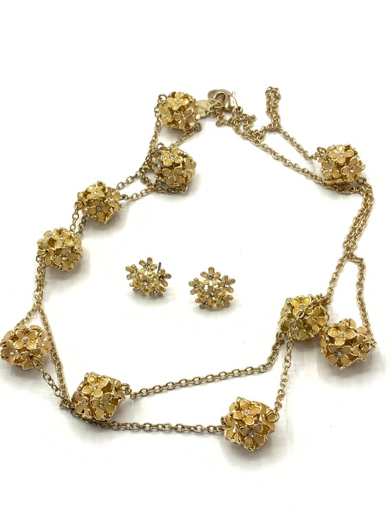 Gorgeous beads with small flower and gold tone ne… - image 9