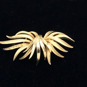 Vintage gold tone brooch by Coro image 3