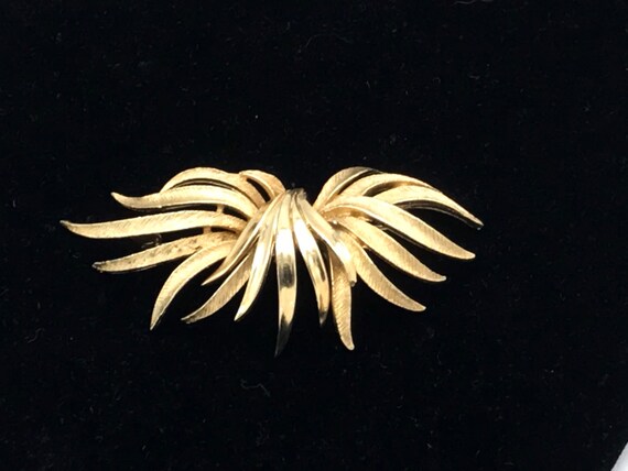 Vintage gold tone brooch by Coro - image 3