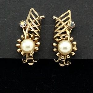 Vintage gold tone earring with hand pearl by Pat Pend, clip on.