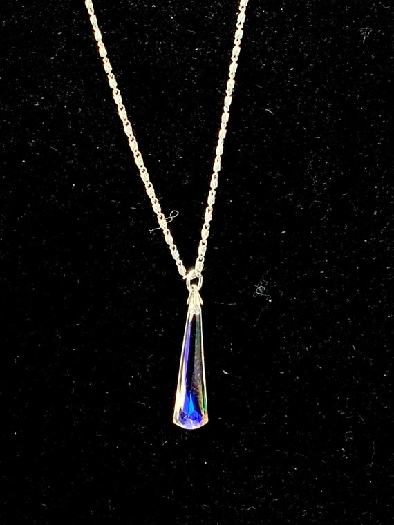 Gorgeous crystal pendant with silver tone chain wi