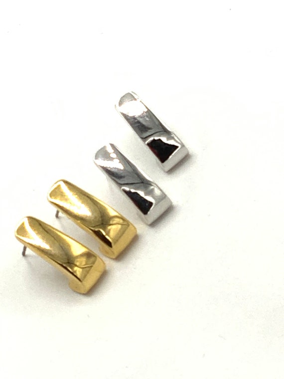 Gorgeous stud earrings silver tone or gold tone e… - image 1